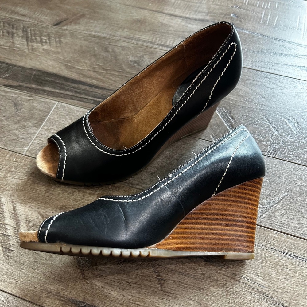 Y2K Aerosoles Sleigh Thread Black Leather Peep Toe Wedge Heel Pumps Sz 7.5